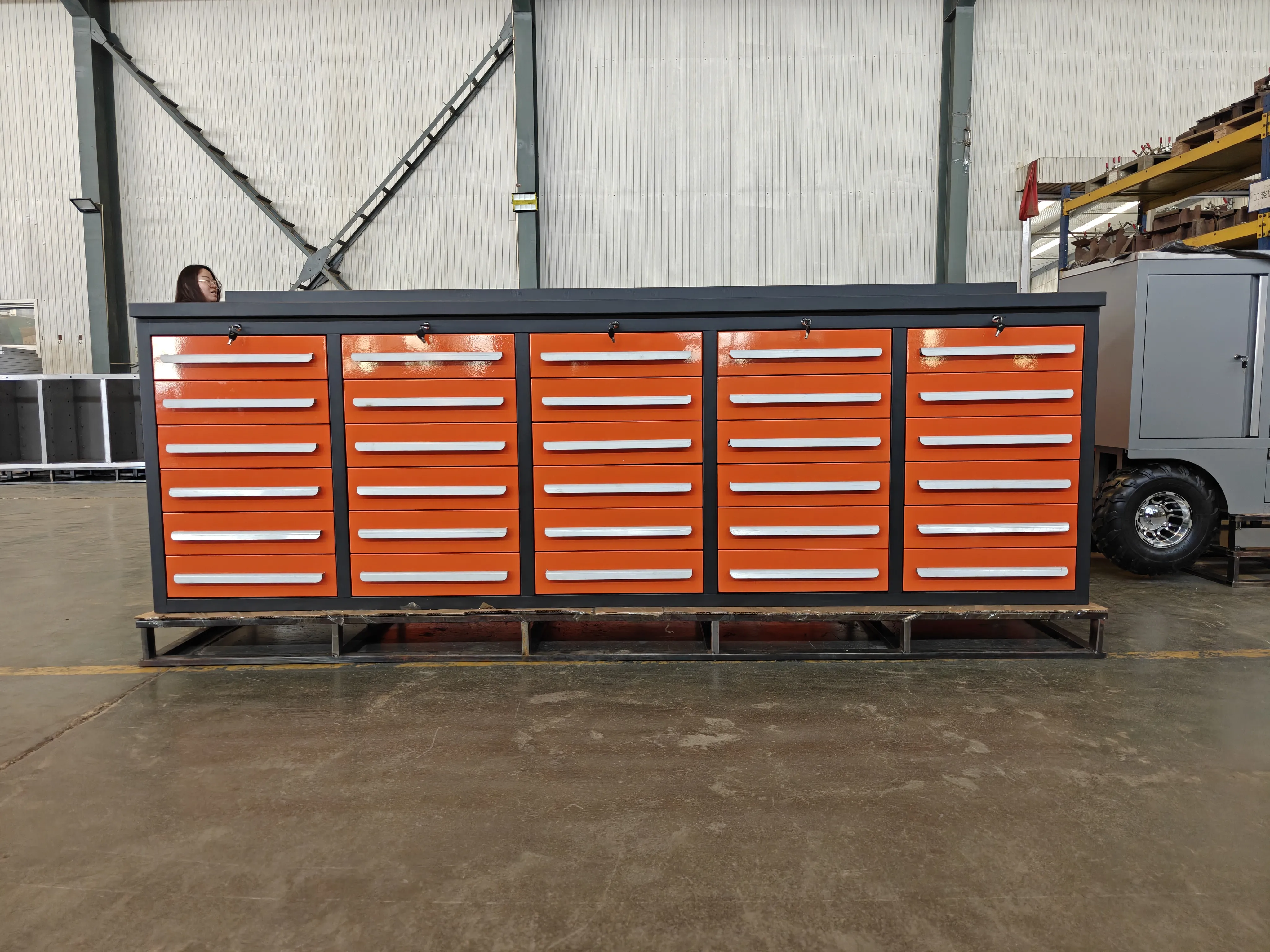Kokios yra „Orange 30“ stalčių darbininkų bruožai?